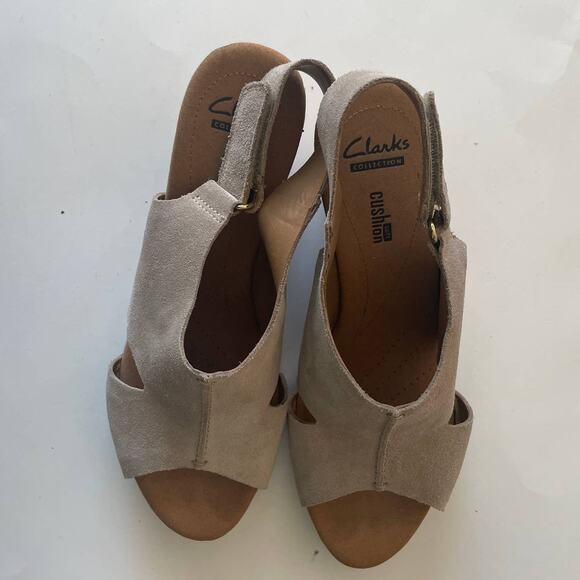 Clarks Collection Tan Suede Soft Cushion Sandals w Ankle Buckle - Size US 9.5 - Picture 1 of 10